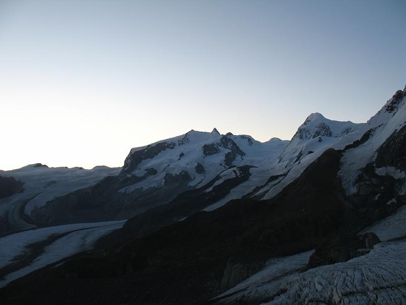 20080829_monterosa_michi 004.jpg - Dort drüben werden wir in 3 Tagen ankommen. Rechts von der Dufourspitze (Bildmitte) liegt die Zumsteinspitze und daneben die Signalkuppe